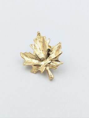 4/24$  Gold tone Canadian maple leaf lapel pin tack